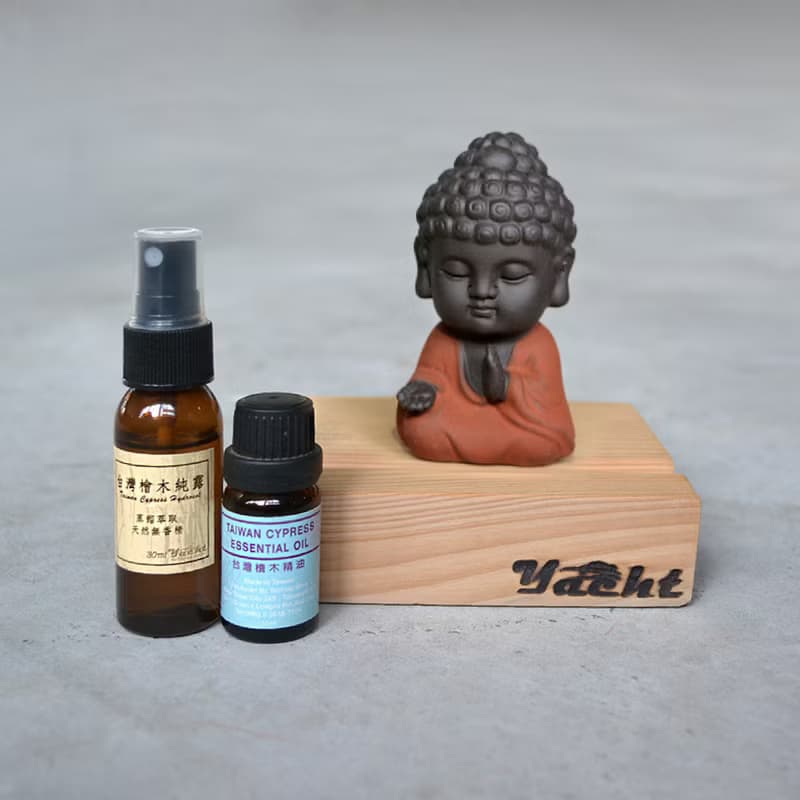 采砂陶佛陀.小沙彌.福豬原木手機座+台檜擴香精油(送檜木純露)