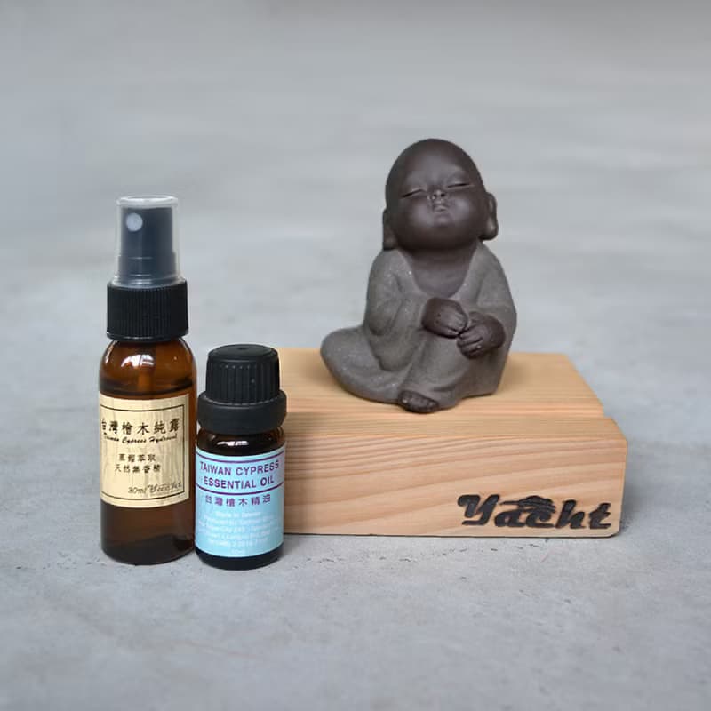 采砂陶佛陀.小沙彌.福豬原木手機座+台檜擴香精油(送檜木純露)