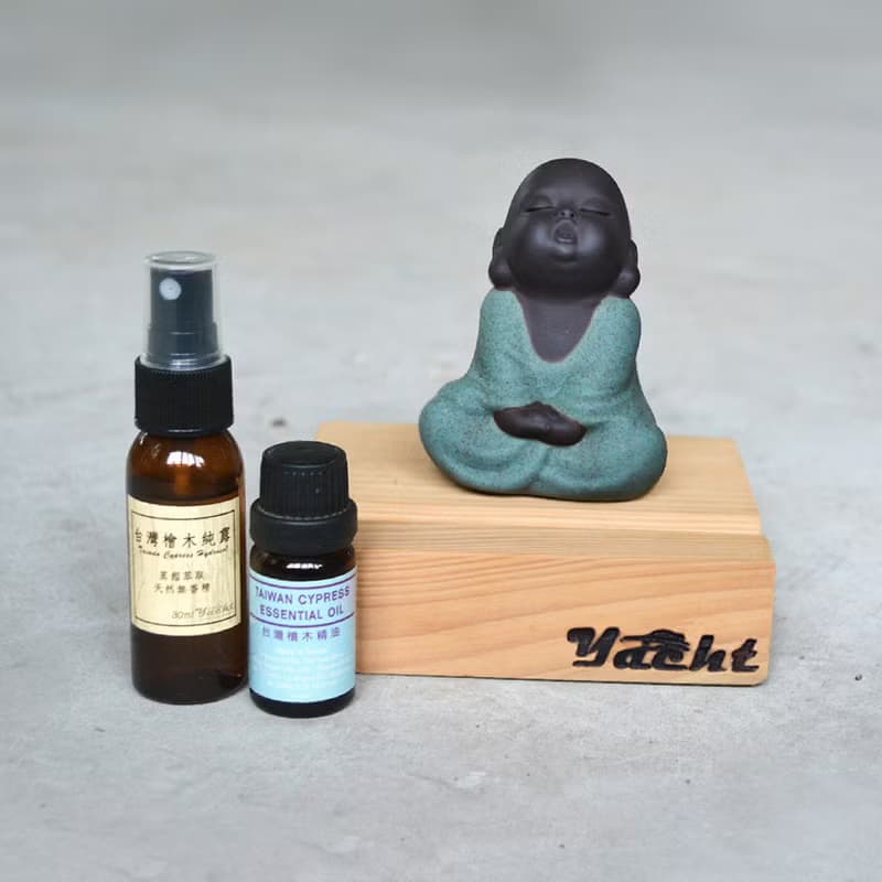 采砂陶佛陀.小沙彌.福豬原木手機座+台檜擴香精油(送檜木純露)