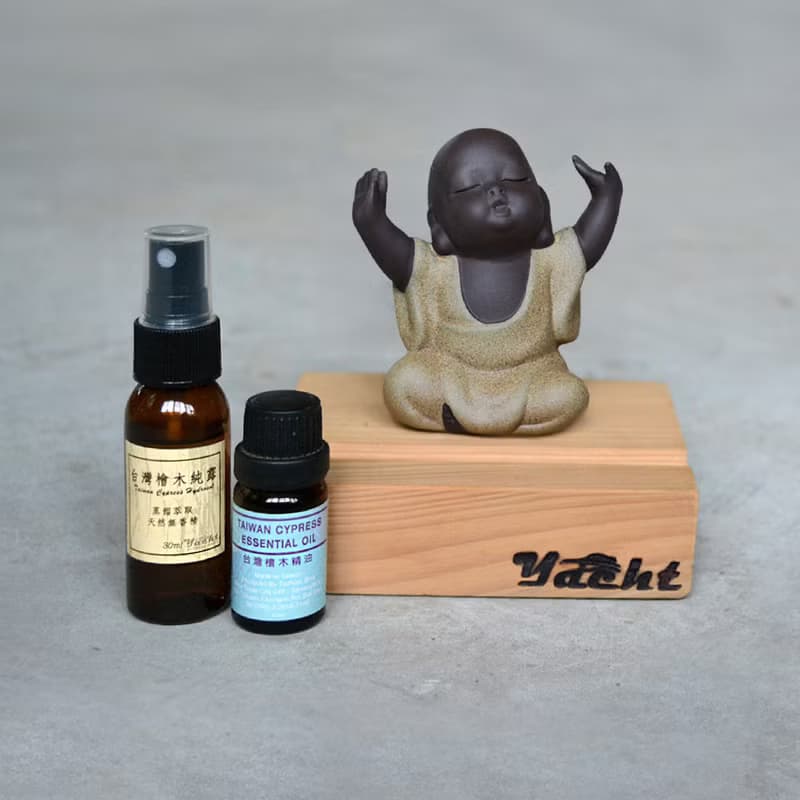 采砂陶佛陀.小沙彌.福豬原木手機座+台檜擴香精油(送檜木純露)