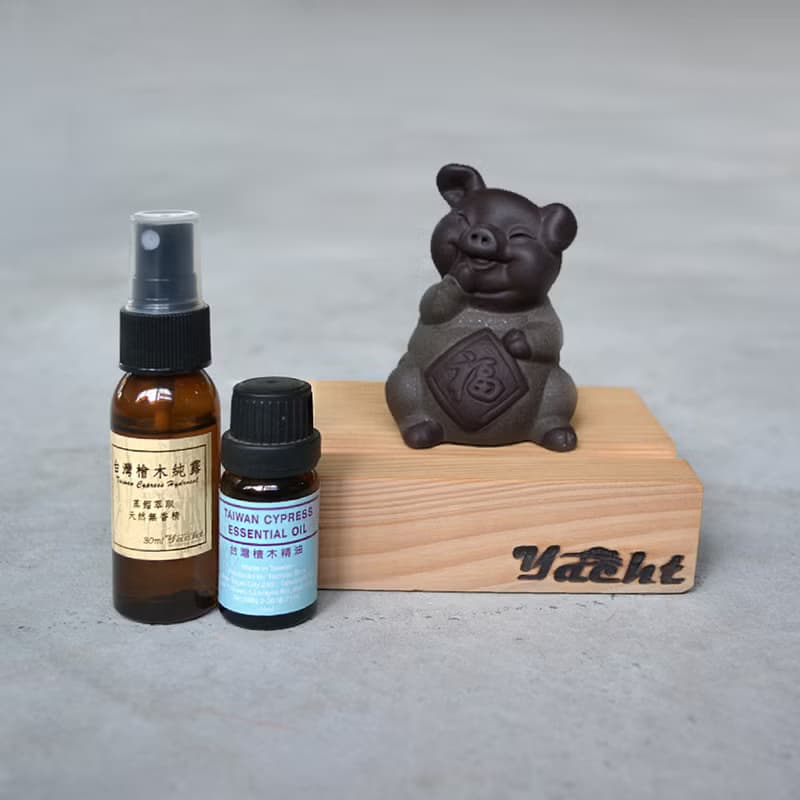采砂陶佛陀.小沙彌.福豬原木手機座+台檜擴香精油(送檜木純露)