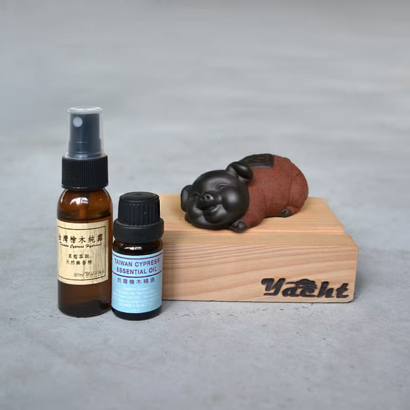 采砂陶佛陀.小沙彌.福豬原木手機座+台檜擴香精油(送檜木純露)