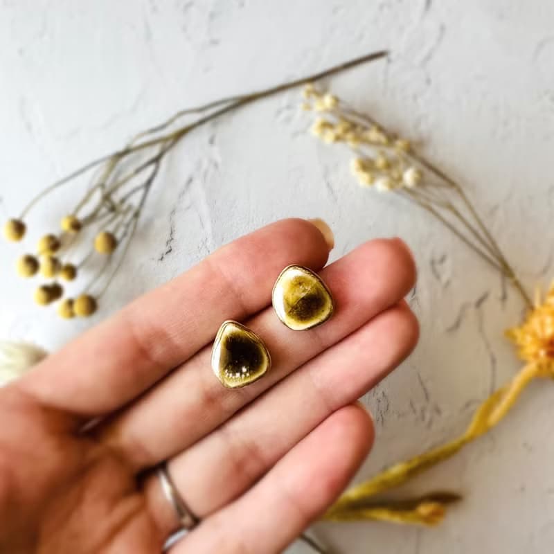 陶器の温かみ 金継ぎ ライン ピアス イヤリング ノンホールピアス ブラウン 茶色 ゴールド 金