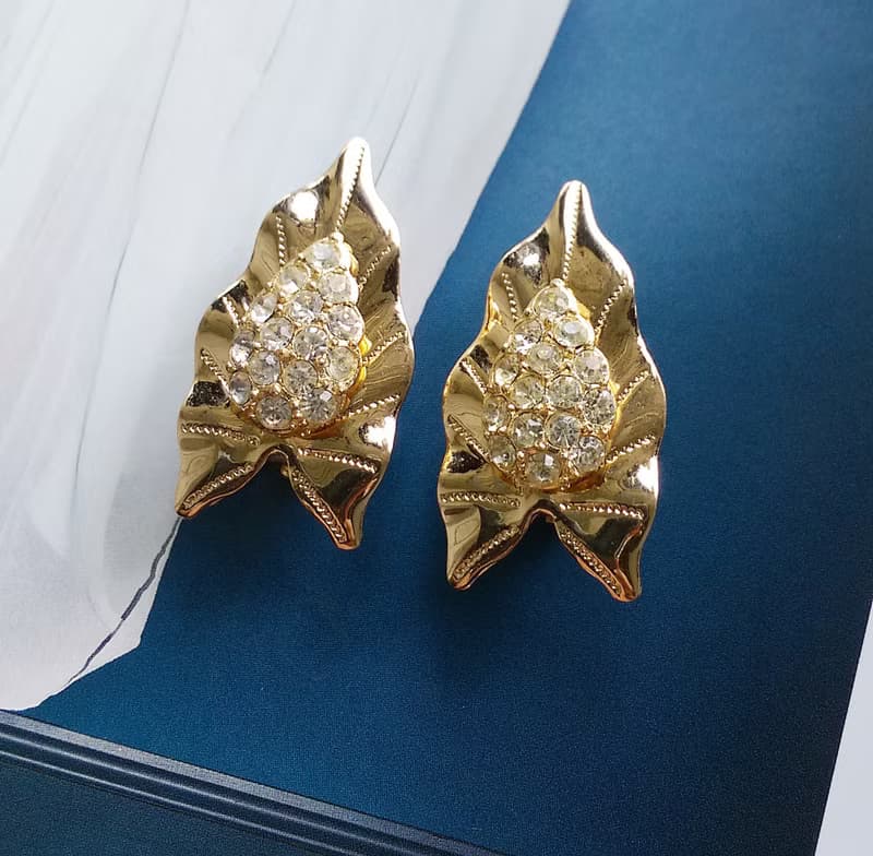 【西洋古董飾品 】淡金 雅致 萊茵鑽 葉子 夾式耳環