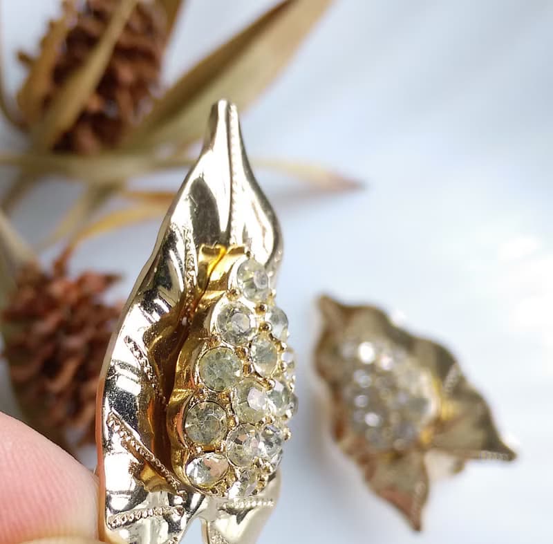 【西洋古董飾品 】淡金 雅致 萊茵鑽 葉子 夾式耳環