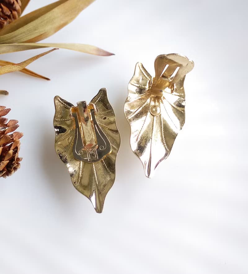 【西洋古董飾品 】淡金 雅致 萊茵鑽 葉子 夾式耳環