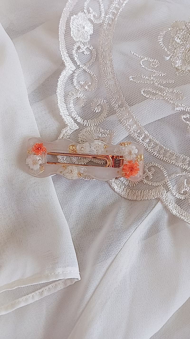 セール価格　ヘアクリップ　オレンジかすみ草