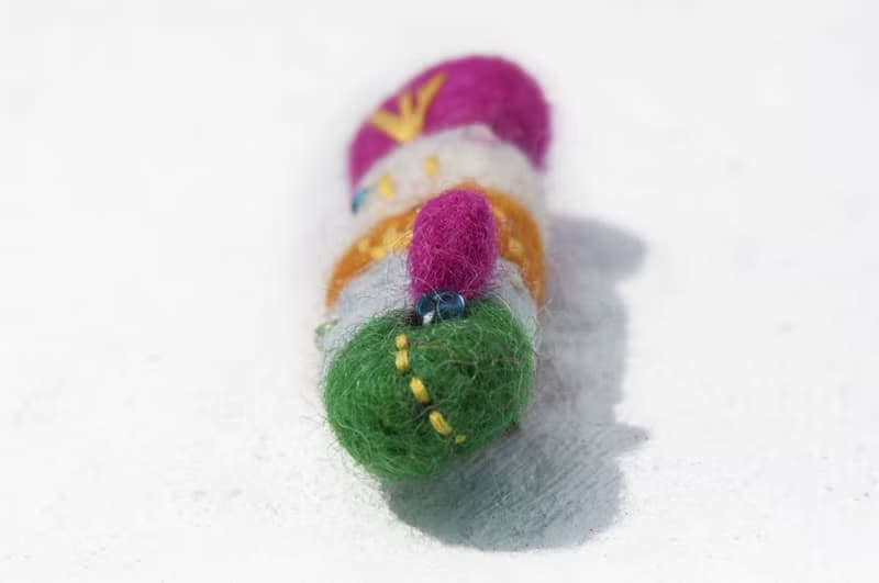 羊毛氈吊飾/羊毛氈胸針/動物別針/彩虹羊毛氈-馬卡龍色刺繡毛毛蟲