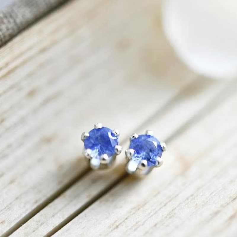 目標を貫徹する石 ブルーサファイアのスタッドピアス 3mmベビーサイズ 9月誕生石