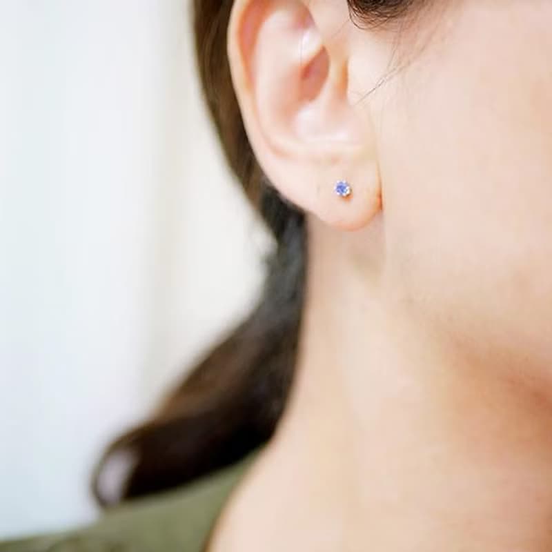 目標を貫徹する石 ブルーサファイアのスタッドピアス 3mmベビーサイズ 9月誕生石