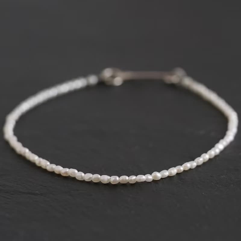 小さな淡水パールのブレスレット