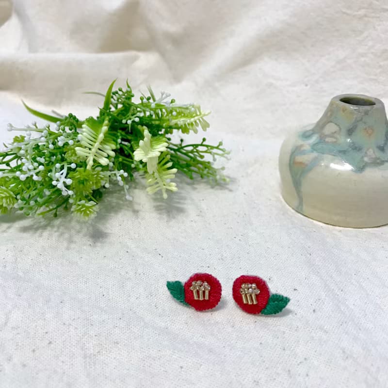 手作刺繡//簡約風山茶花耳環//可改夾式