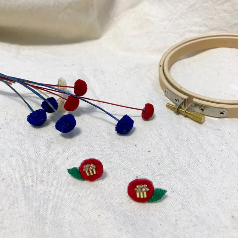 手作刺繡//簡約風山茶花耳環//可改夾式