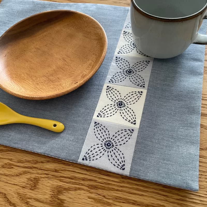 刺し子ランチョンマット　花柄　ネイビー　刺繍　パッチワーク　テーブル用品　洗える　リバーシブル　ギンガムチェック　水色　プレゼント　誕生日　クリスマス