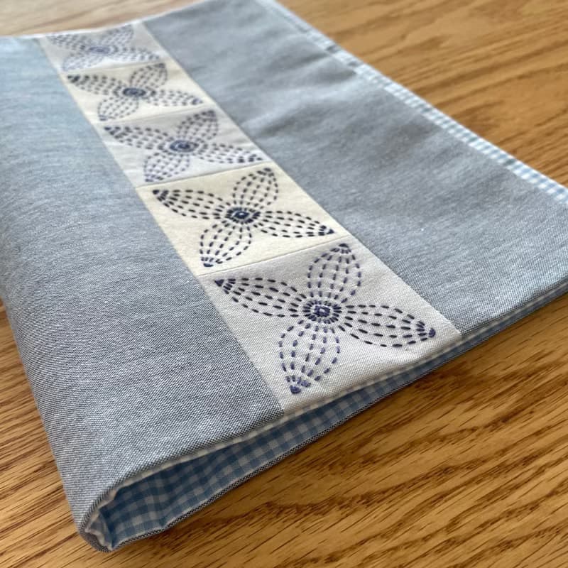 刺し子ランチョンマット　花柄　ネイビー　刺繍　パッチワーク　テーブル用品　洗える　リバーシブル　ギンガムチェック　水色　プレゼント　誕生日　クリスマス