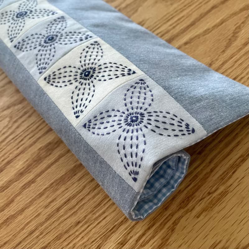 刺し子ランチョンマット　花柄　ネイビー　刺繍　パッチワーク　テーブル用品　洗える　リバーシブル　ギンガムチェック　水色　プレゼント　誕生日　クリスマス