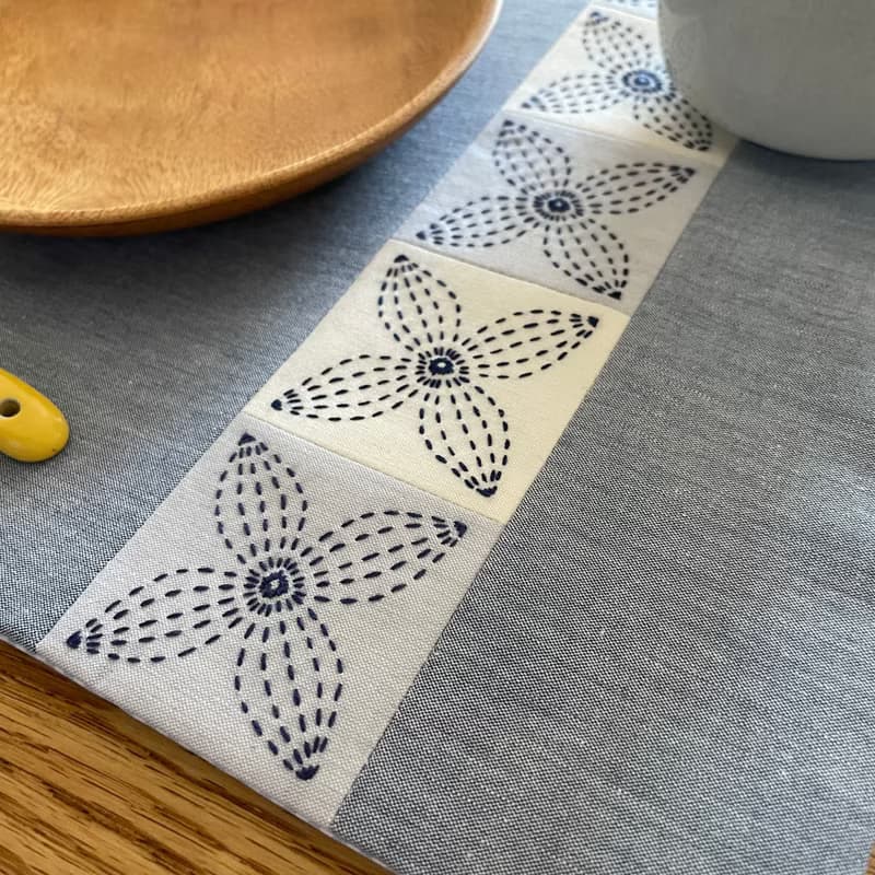 刺し子ランチョンマット　花柄　ネイビー　刺繍　パッチワーク　テーブル用品　洗える　リバーシブル　ギンガムチェック　水色　プレゼント　誕生日　クリスマス