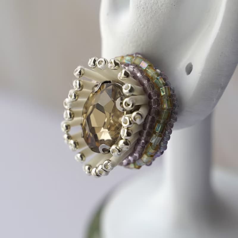 おしゃべりなピアス・イヤリング59 イエローのビジュー×グリーン×大ぶり×選べる金具×ビーズ刺繍×サージカルステンレス