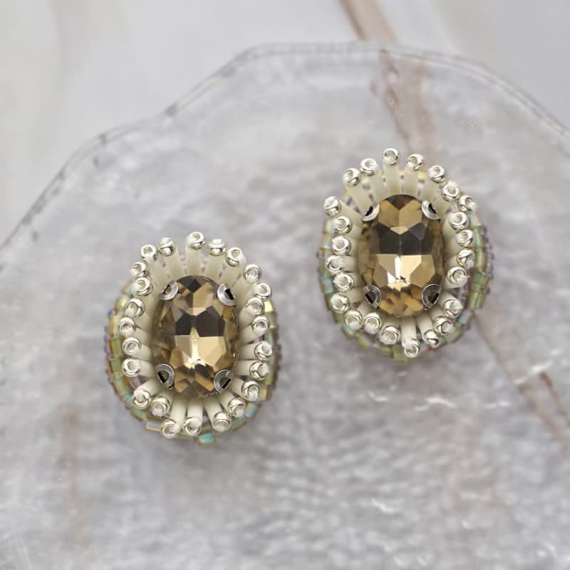 おしゃべりなピアス・イヤリング59 イエローのビジュー×グリーン×大ぶり×選べる金具×ビーズ刺繍×サージカルステンレス