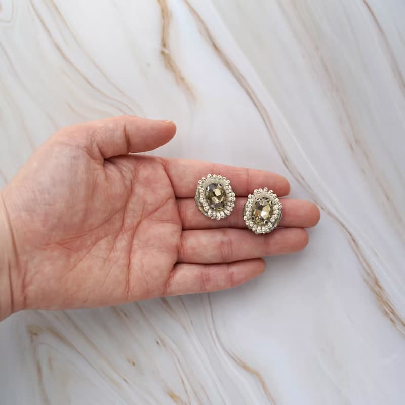 おしゃべりなピアス・イヤリング59 イエローのビジュー×グリーン×大ぶり×選べる金具×ビーズ刺繍×サージカルステンレス