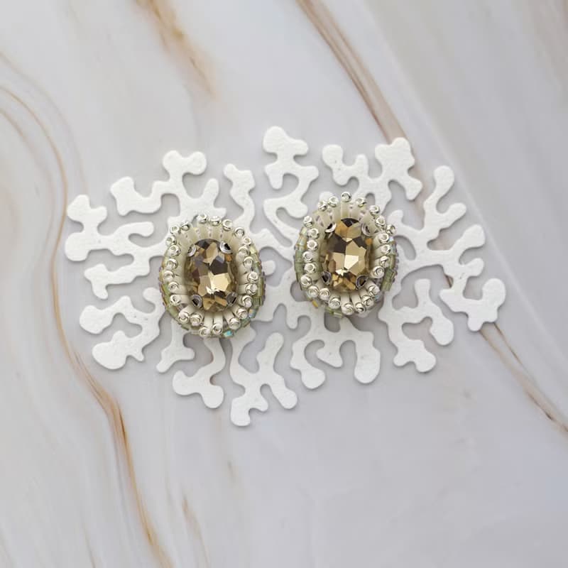 おしゃべりなピアス・イヤリング59 イエローのビジュー×グリーン×大ぶり×選べる金具×ビーズ刺繍×サージカルステンレス