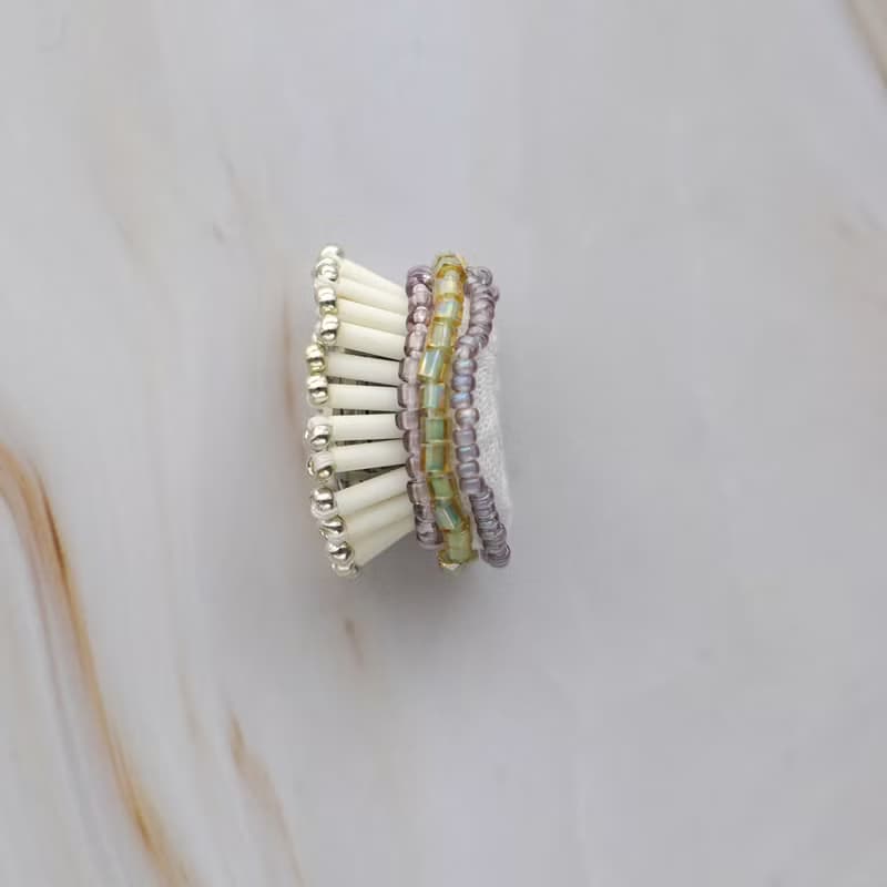 おしゃべりなピアス・イヤリング59 イエローのビジュー×グリーン×大ぶり×選べる金具×ビーズ刺繍×サージカルステンレス