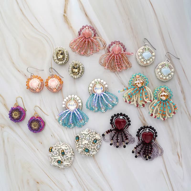 おしゃべりなピアス・イヤリング59 イエローのビジュー×グリーン×大ぶり×選べる金具×ビーズ刺繍×サージカルステンレス