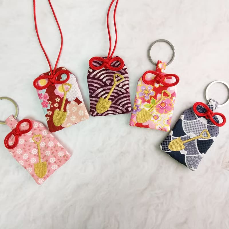 【好孕金鏟子】。結婚禮物2入一組。御守款平安符袋 (可繡名字)