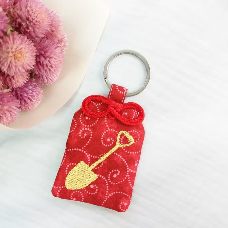 【好孕金鏟子】。結婚禮物2入一組。御守款平安符袋 (可繡名字)