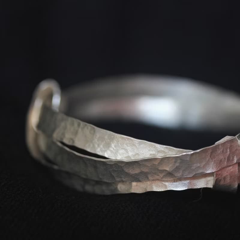 Hammered silver wire wrap bracelet (B0015)