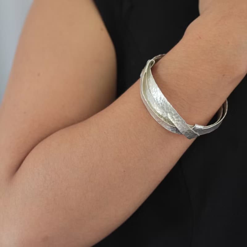 Hammered silver wire wrap bracelet (B0015)