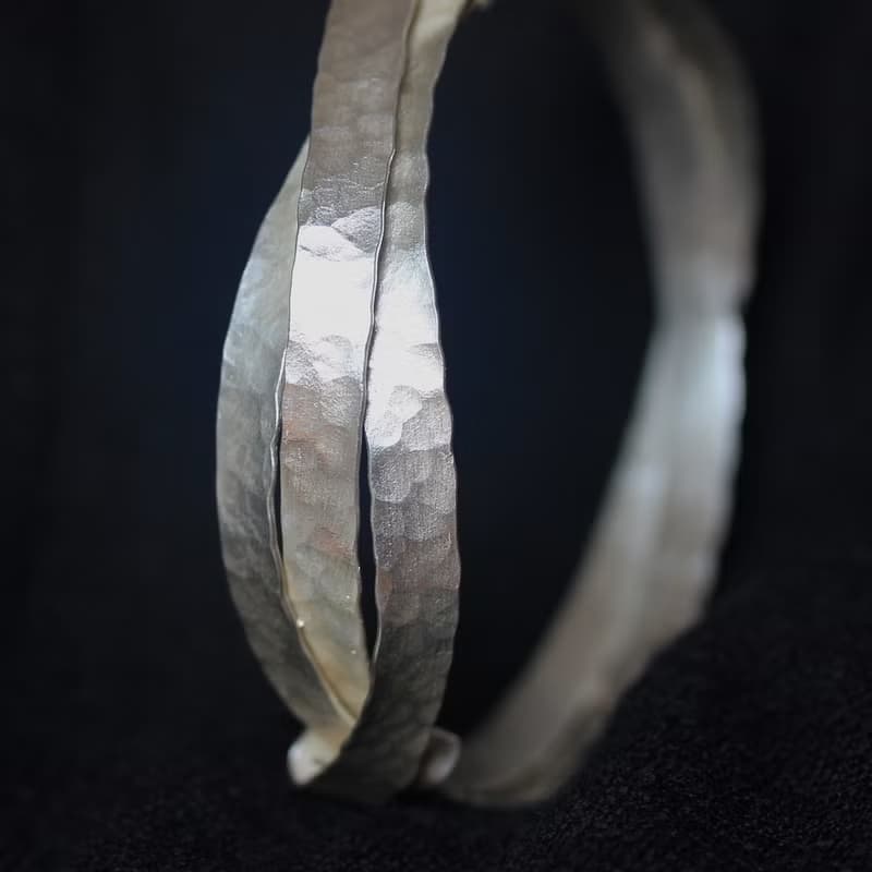 Hammered silver wire wrap bracelet (B0015)