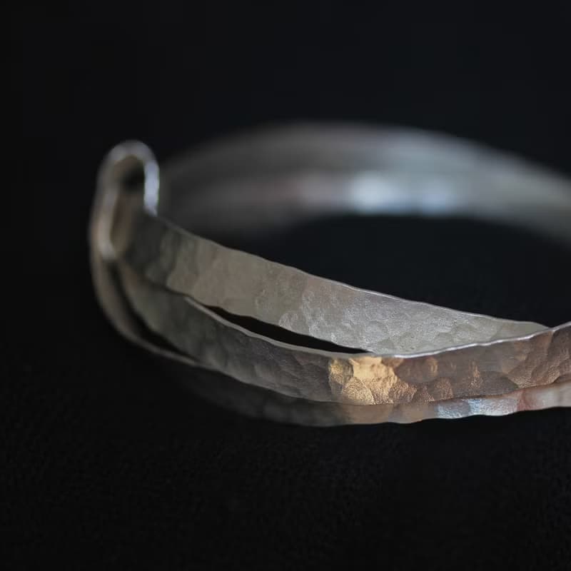 Hammered silver wire wrap bracelet (B0015)