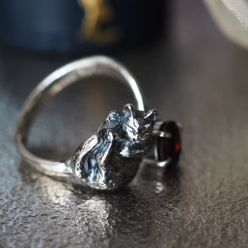 ガーネット眠り猫リング