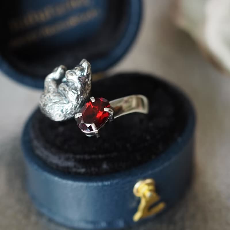 ガーネット眠り猫リング