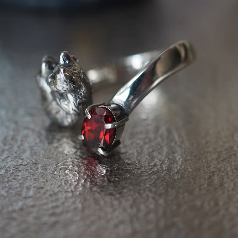 ガーネット眠り猫リング