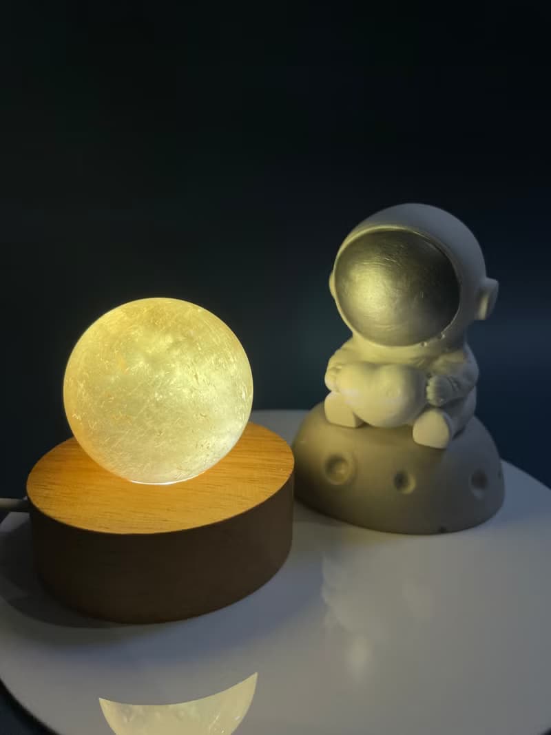 漫步宇宙-黃方解石太空人擴香石燈座
