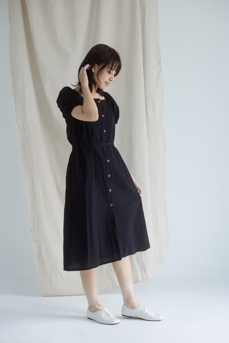 鬆緊帶小袖子排扣洋裝_黑(附綁帶)
