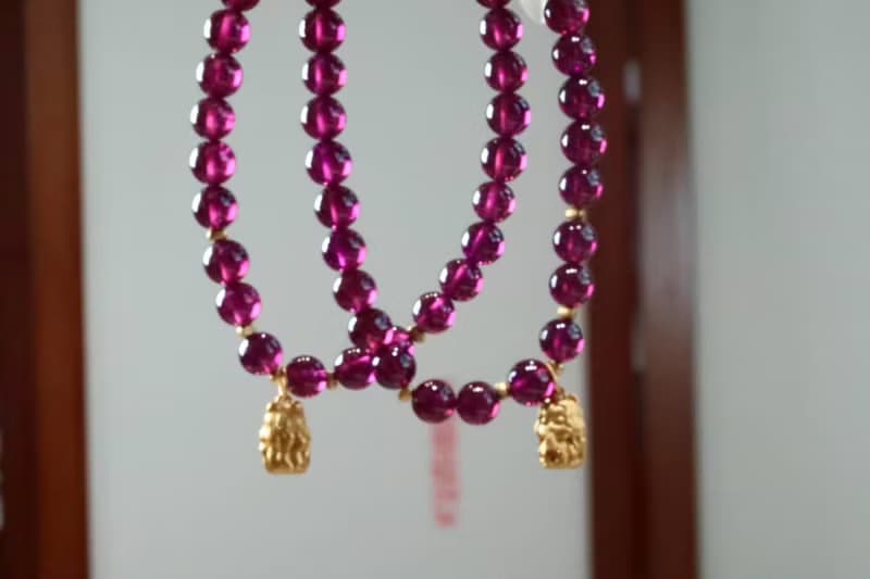 天然紫牙烏石榴石圓珠手鏈6mm搭配並蒂蓮九尾狐 好運連連財源滾滾