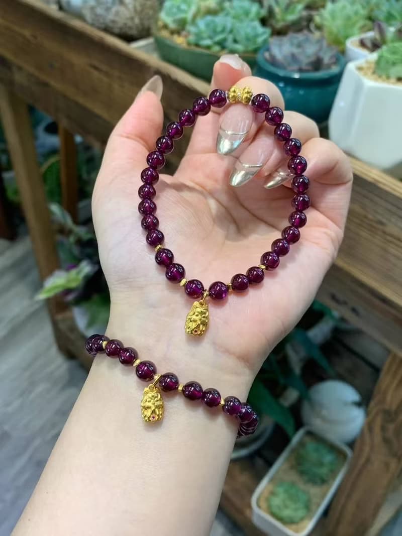 天然紫牙烏石榴石圓珠手鏈6mm搭配並蒂蓮九尾狐 好運連連財源滾滾