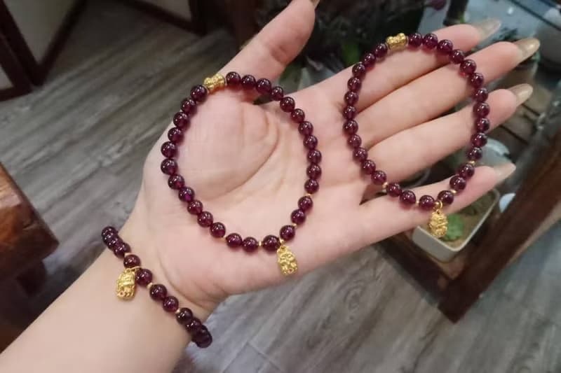 天然紫牙烏石榴石圓珠手鏈6mm搭配並蒂蓮九尾狐 好運連連財源滾滾