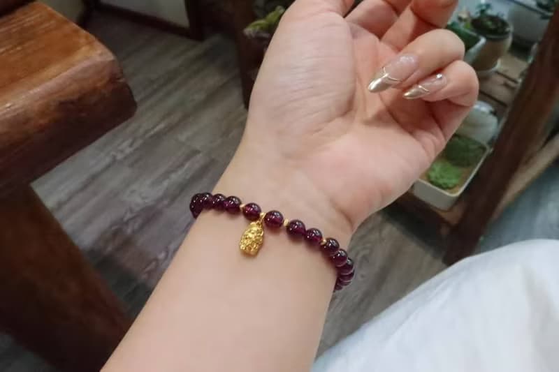 天然紫牙烏石榴石圓珠手鏈6mm搭配並蒂蓮九尾狐 好運連連財源滾滾