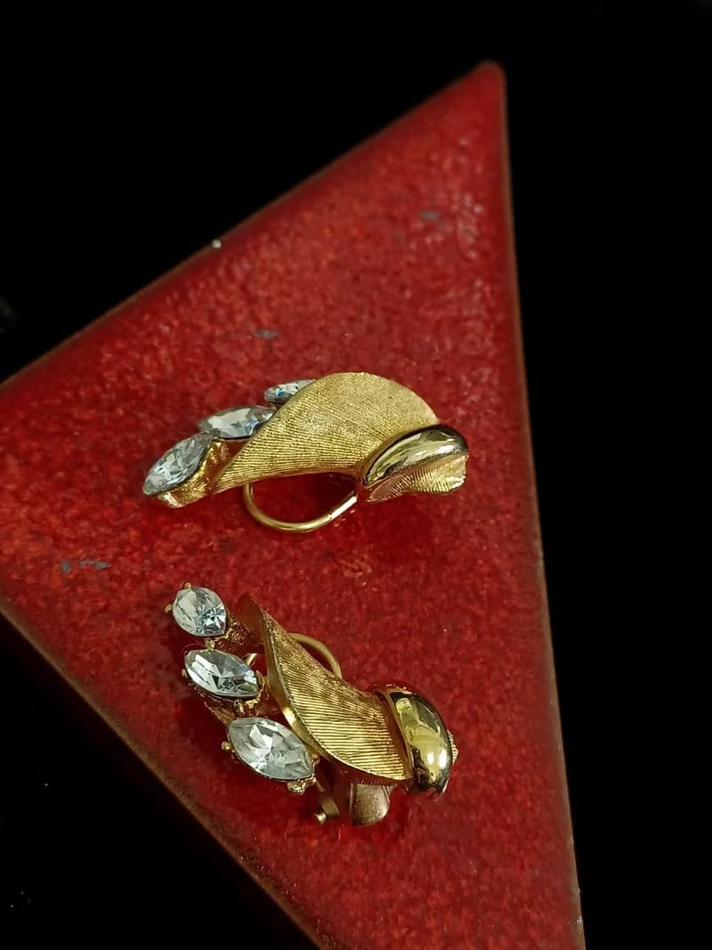 vintage jewelry  BSK 金色立體捲曲馬眼萊茵 夾式耳環