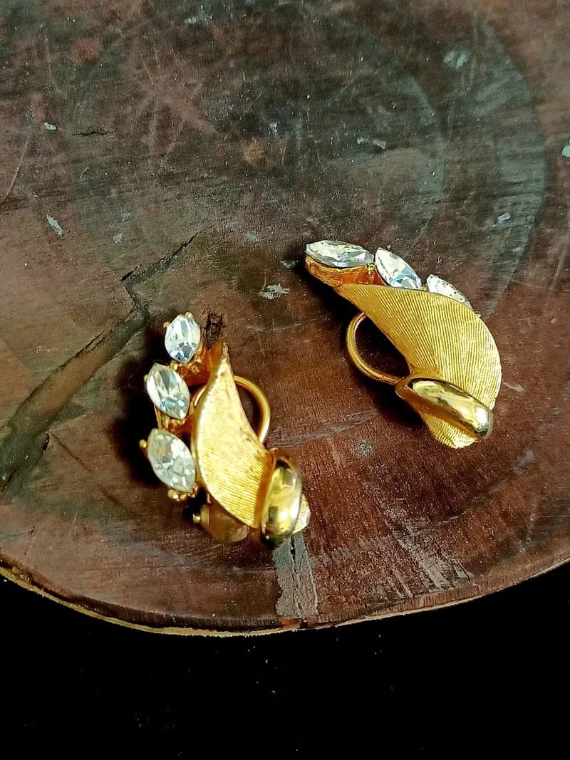 vintage jewelry  BSK 金色立體捲曲馬眼萊茵 夾式耳環