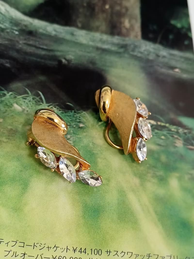 vintage jewelry  BSK 金色立體捲曲馬眼萊茵 夾式耳環
