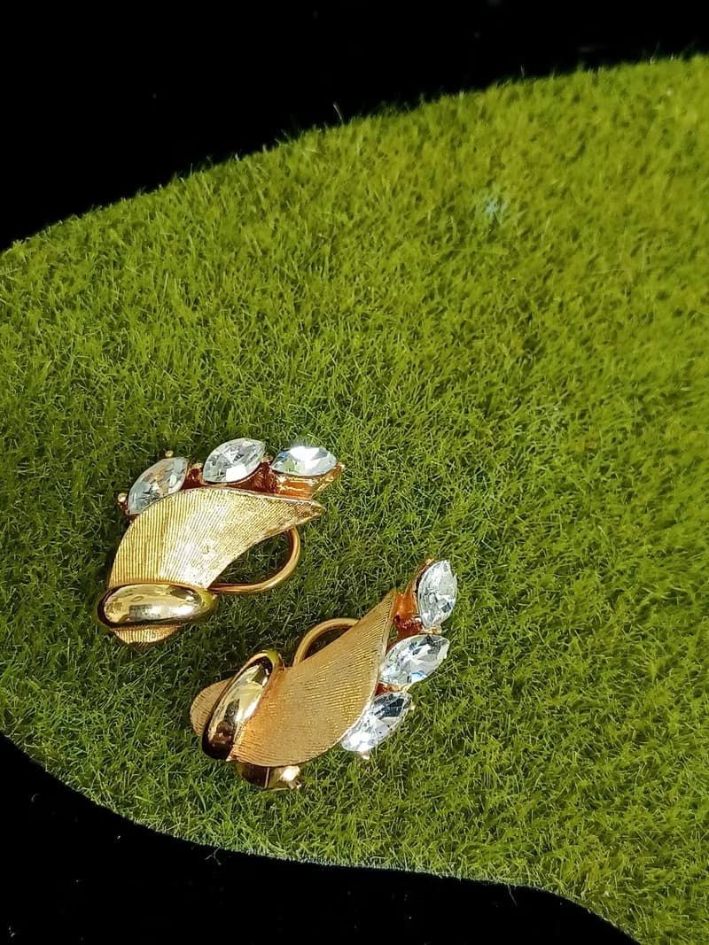 vintage jewelry  BSK 金色立體捲曲馬眼萊茵 夾式耳環