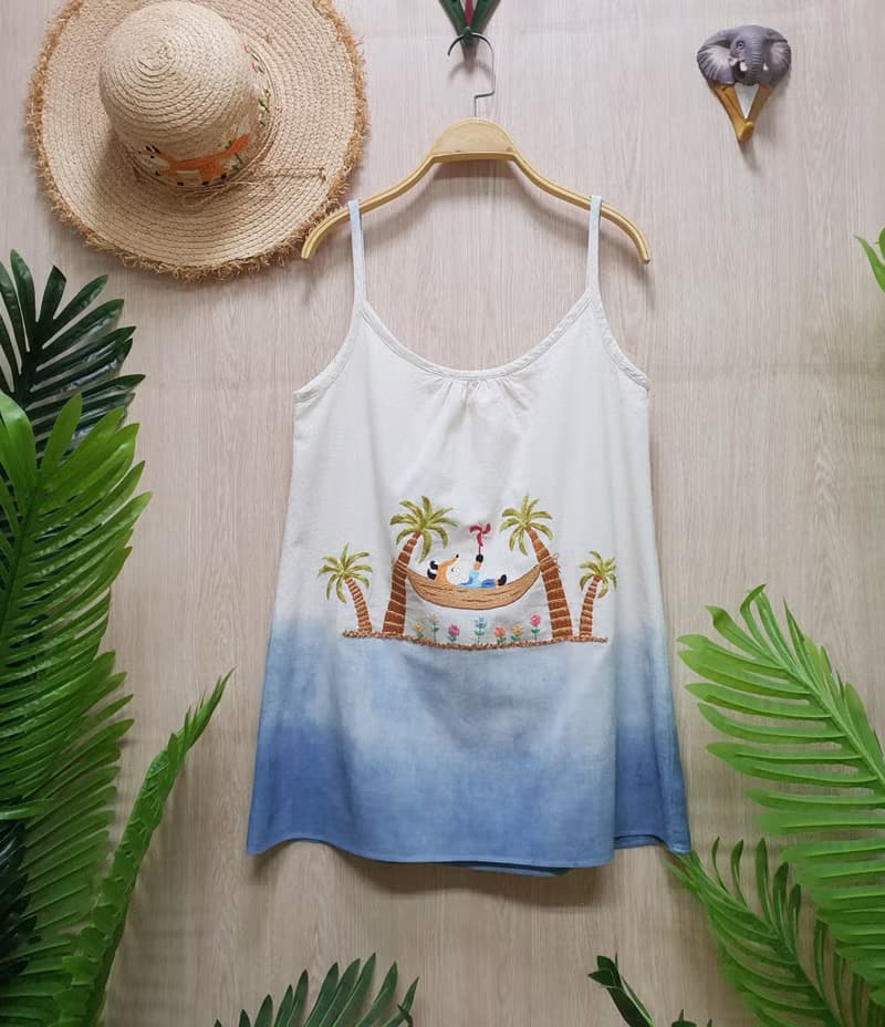 可愛的手工刺繡襯衫、棉織物、吊床上的狐狸、海灘、大海