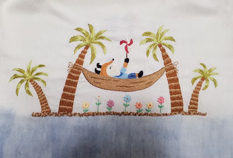 可愛的手工刺繡襯衫、棉織物、吊床上的狐狸、海灘、大海