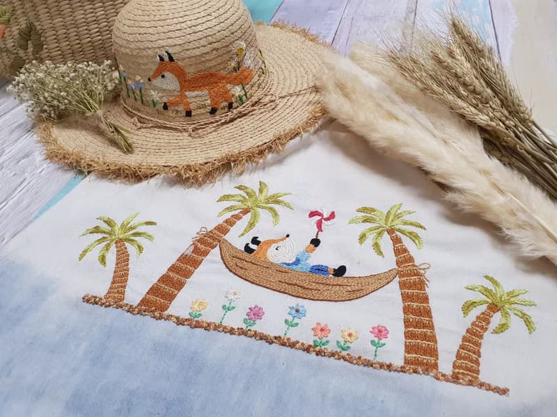 可愛的手工刺繡襯衫、棉織物、吊床上的狐狸、海灘、大海