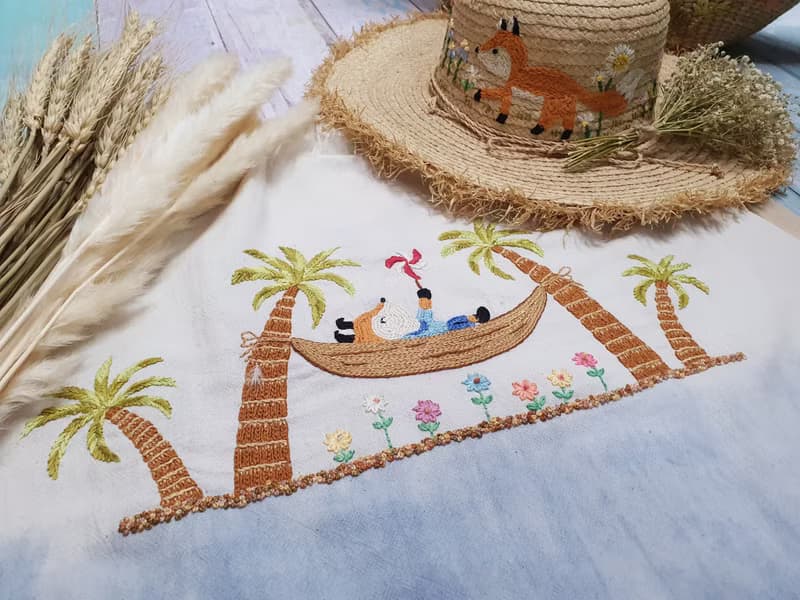 可愛的手工刺繡襯衫、棉織物、吊床上的狐狸、海灘、大海